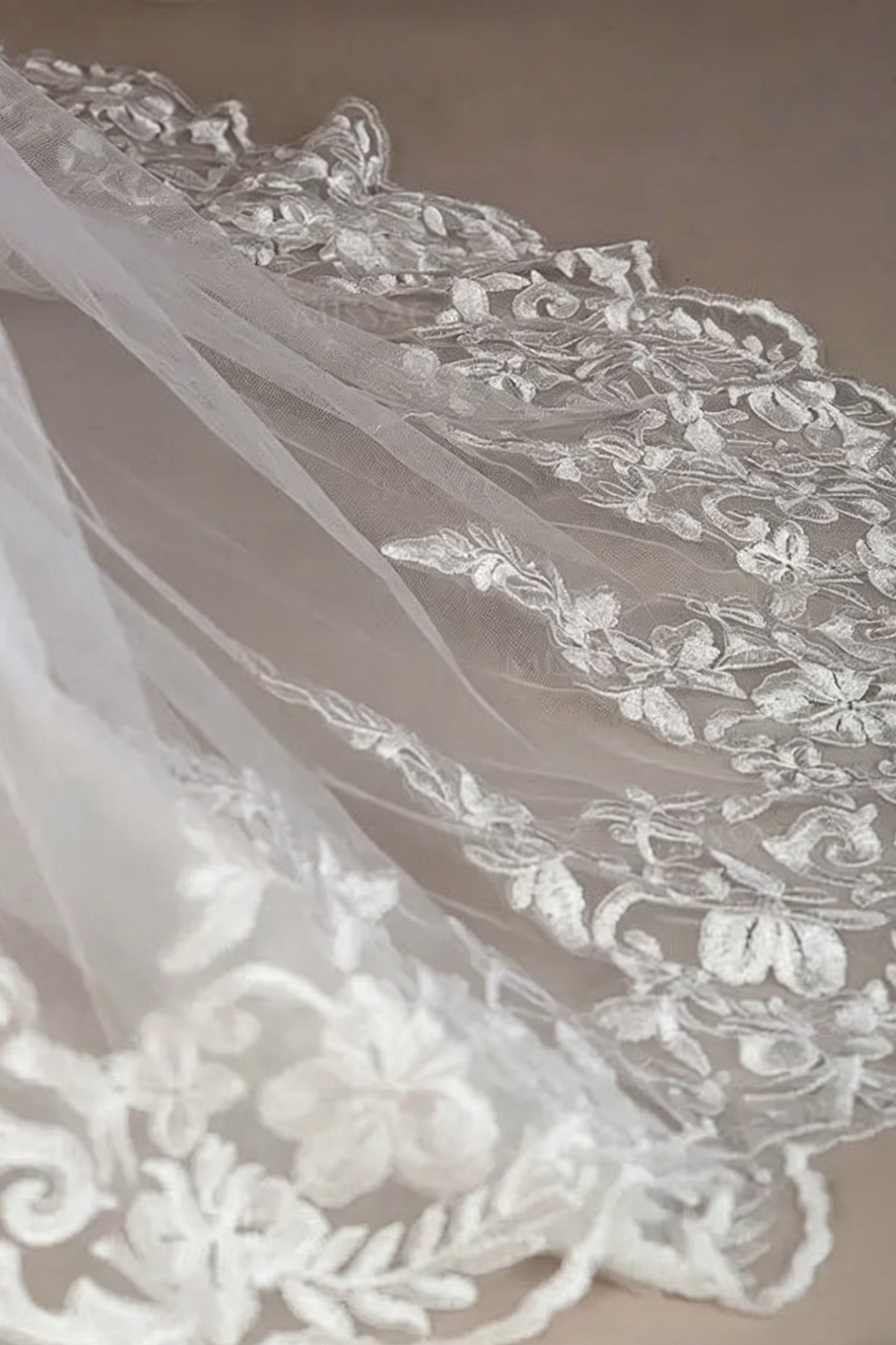 Trumpet/Mermaid Sweetheart Sleeveless Lace Chapel Train Wedding Dresses With Appliques Lace Back Hole