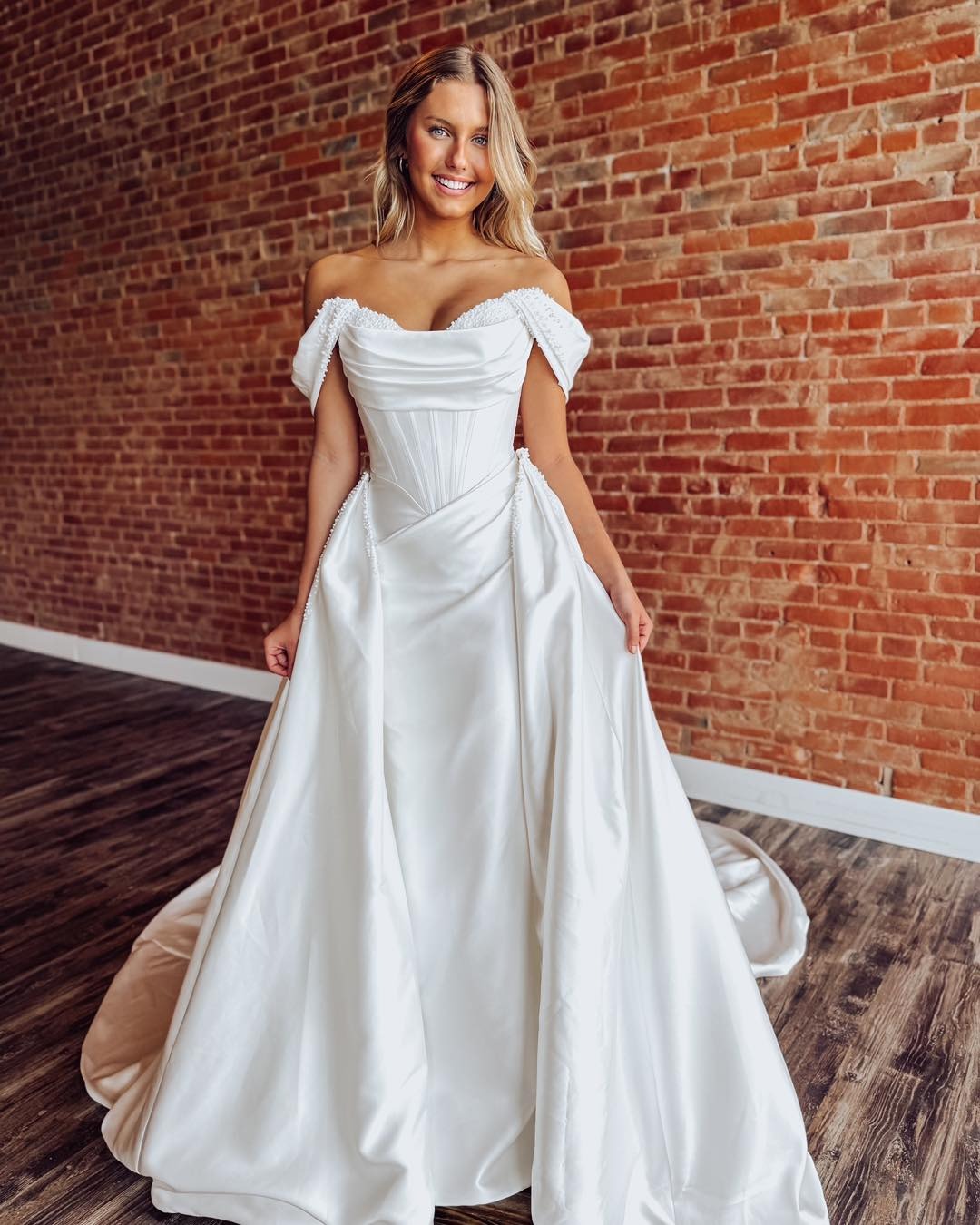 Off Shoulder Wedding Dresses for Bride Satin Corset Crystal Beaded Bridal Wedding Gowns
