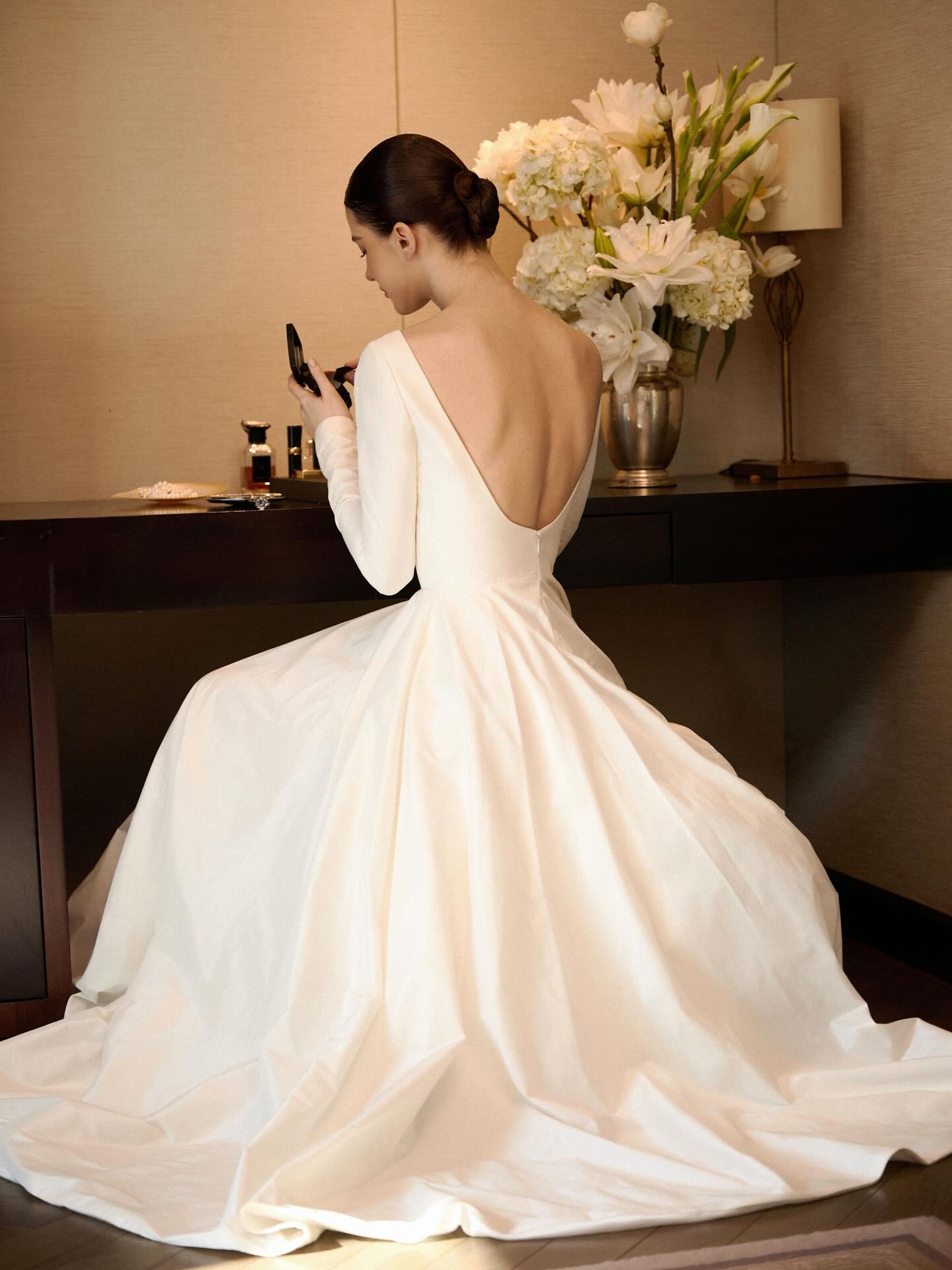 Elegant Long Sleeve Backless A-Line Floor-Length Wedding Dress