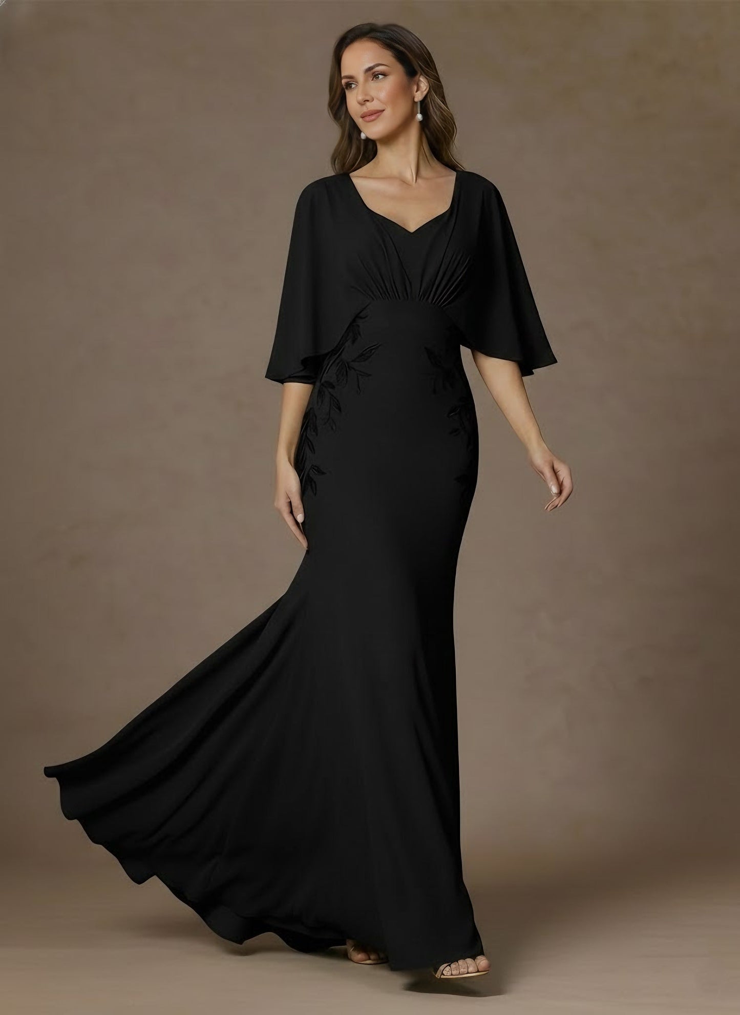 Trumpet/Mermaid V-Neck Stretch Satin Mother of the Bride Dresses Floor-Length Appliques Short Sleeves Ruched