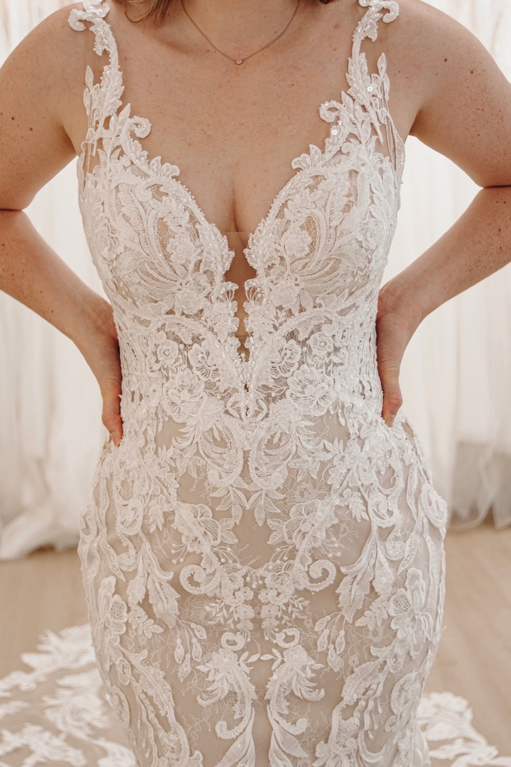 Romantic Mermaid V Neck Lace Wedding Dresses with Appliques