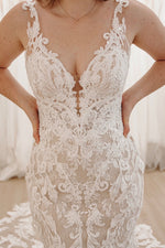 Romantic Mermaid V Neck Lace Wedding Dresses with Appliques