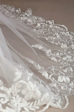 Trumpet/Mermaid Sweetheart Sleeveless Lace Chapel Train Wedding Dresses With Appliques Lace Back Hole