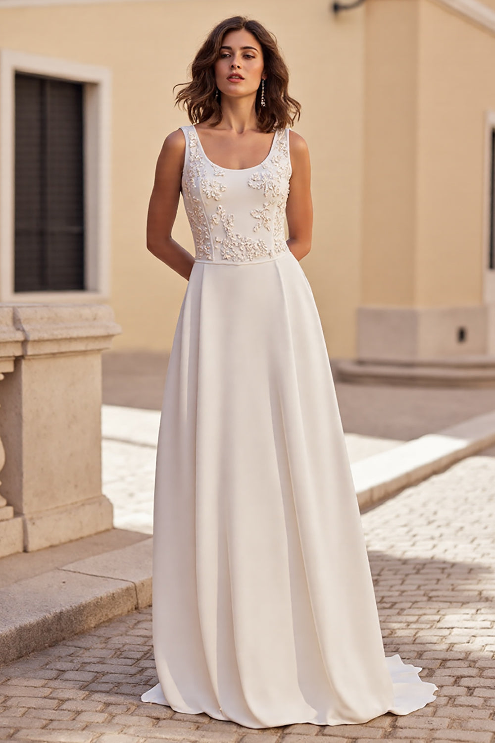 Scoop Sleeveless Sheath Wedding Gowns Satin Long With Appliques