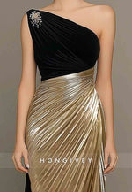 One Shoulder Black Gold Evening Gown Trumpet Satin Mother Of the Bride Dress with Rhinestone Pleats