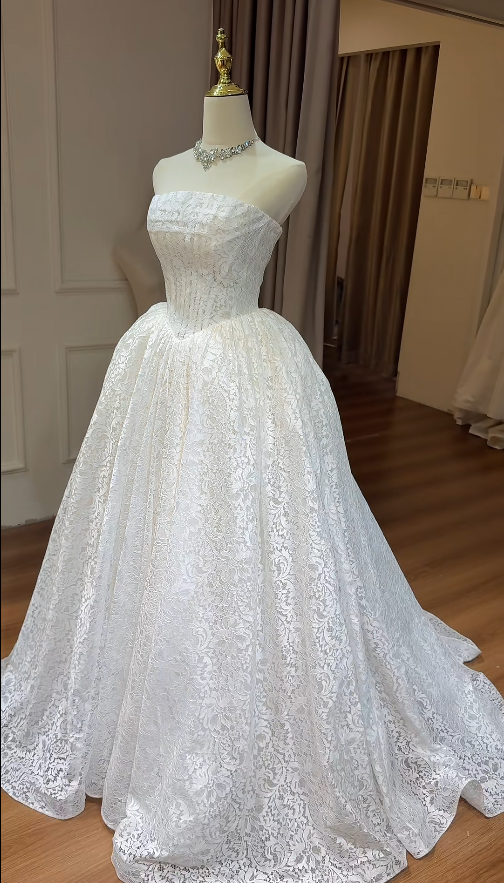 Timeless Strapless Ball Gown Lace Long Wedding Dresses Appliques White Bridal Gowns Sleeveless Bridal Dresses
