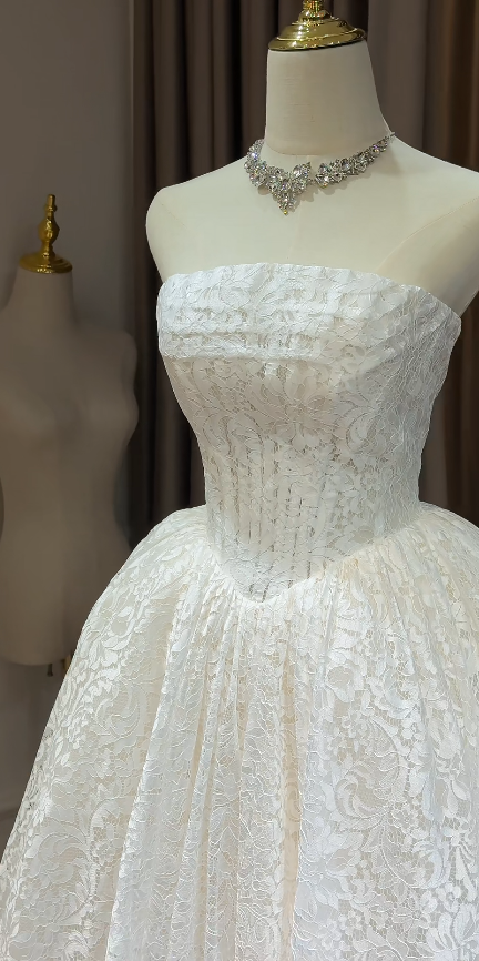 Timeless Strapless Ball Gown Lace Long Wedding Dresses Appliques White Bridal Gowns Sleeveless Bridal Dresses