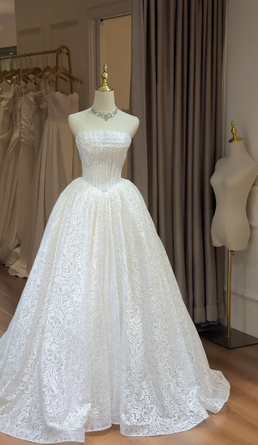 Timeless Strapless Ball Gown Lace Long Wedding Dresses Appliques White Bridal Gowns Sleeveless Bridal Dresses