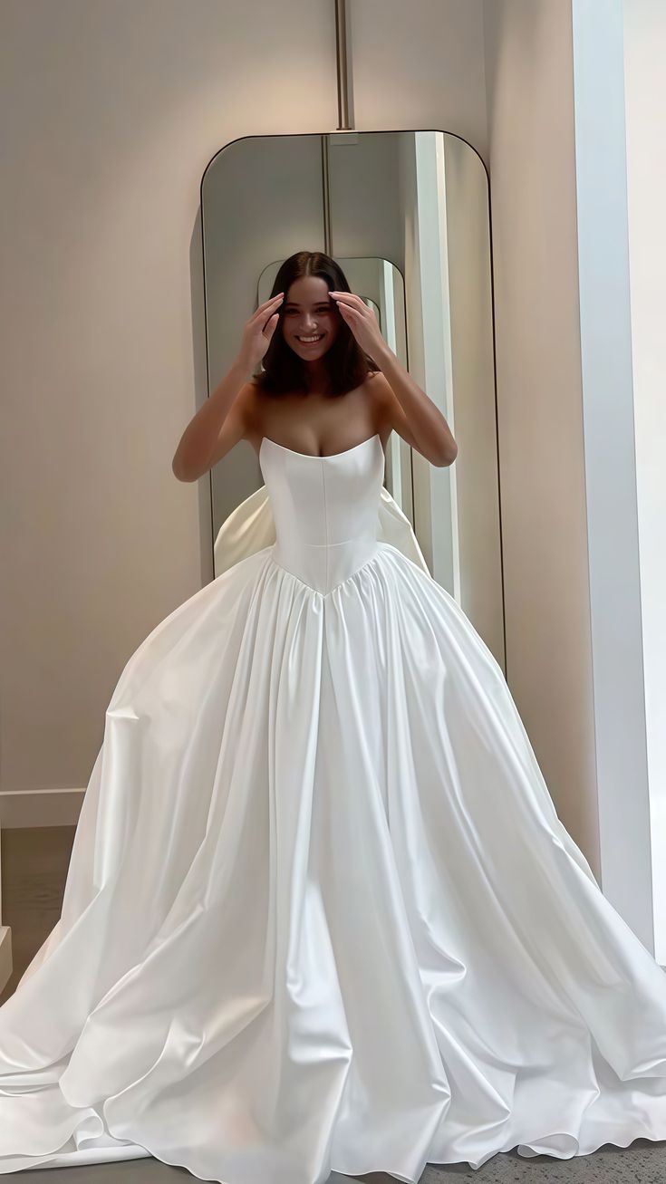 Classic Bridal Gown Ball Gown Strapless Satin White Wedding Dresses Minimalist Bridal Gowns