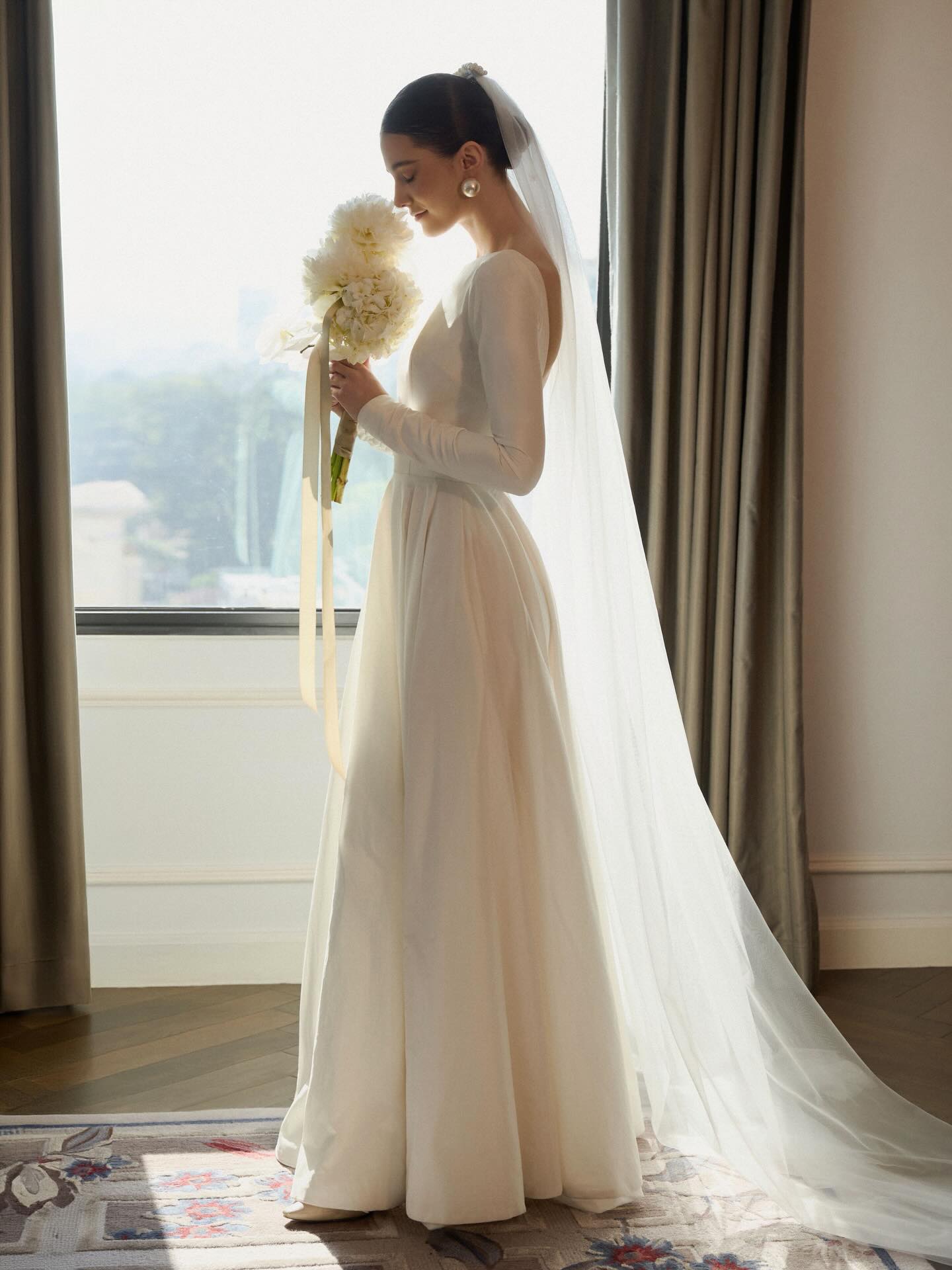 Elegant Long Sleeve Backless A-Line Floor-Length Wedding Dress