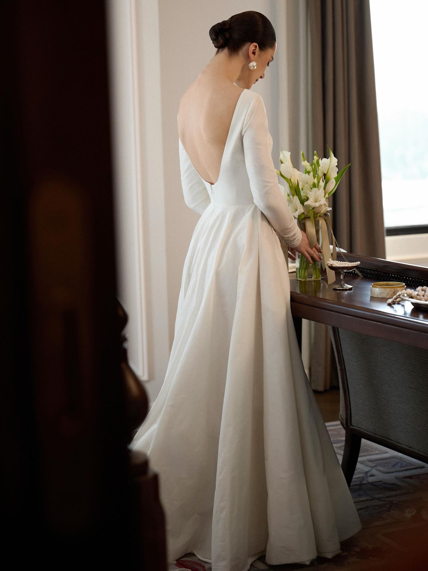Elegant Long Sleeve Backless A-Line Floor-Length Wedding Dress