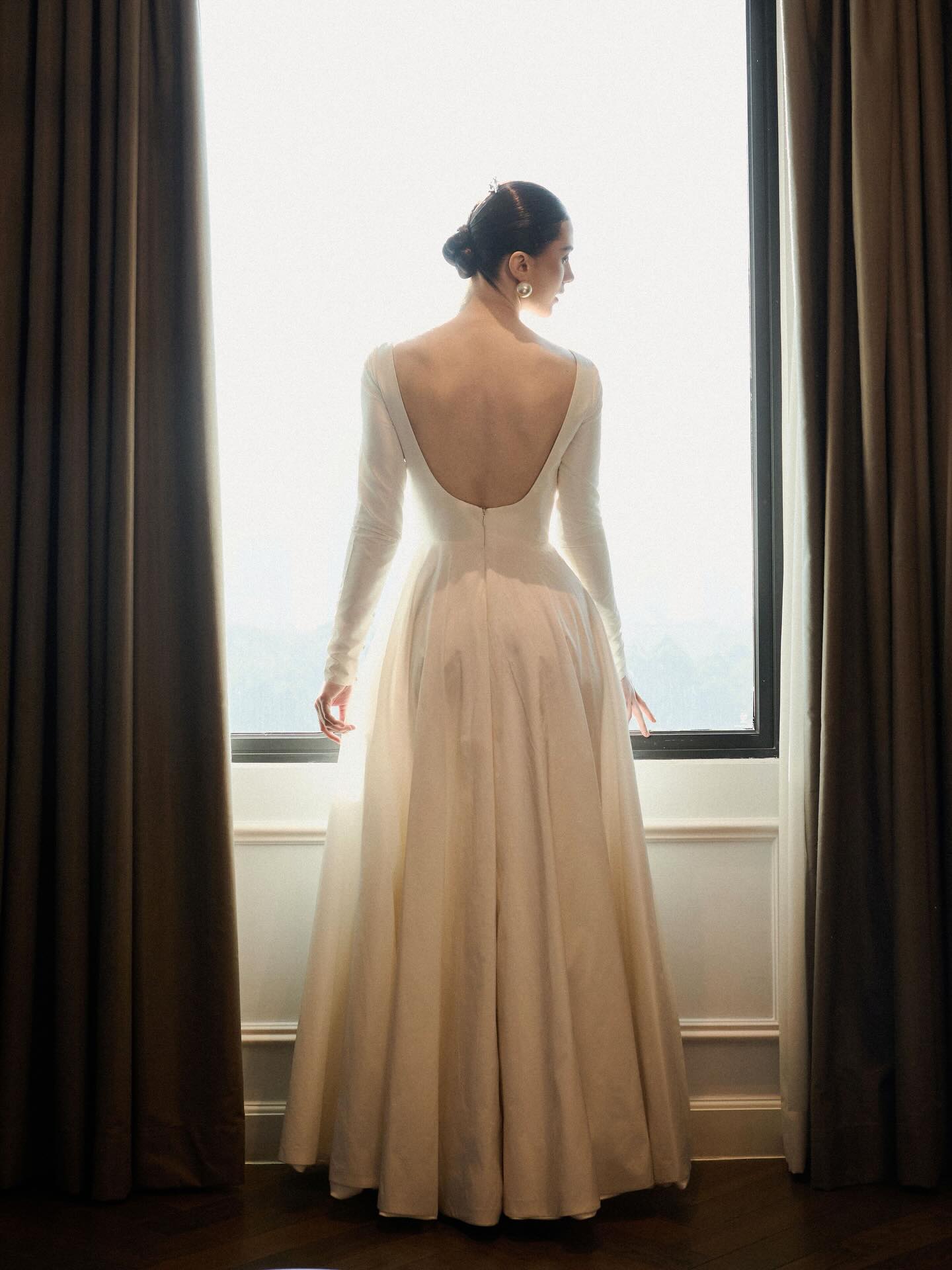 Elegant Long Sleeve Backless A-Line Floor-Length Wedding Dress