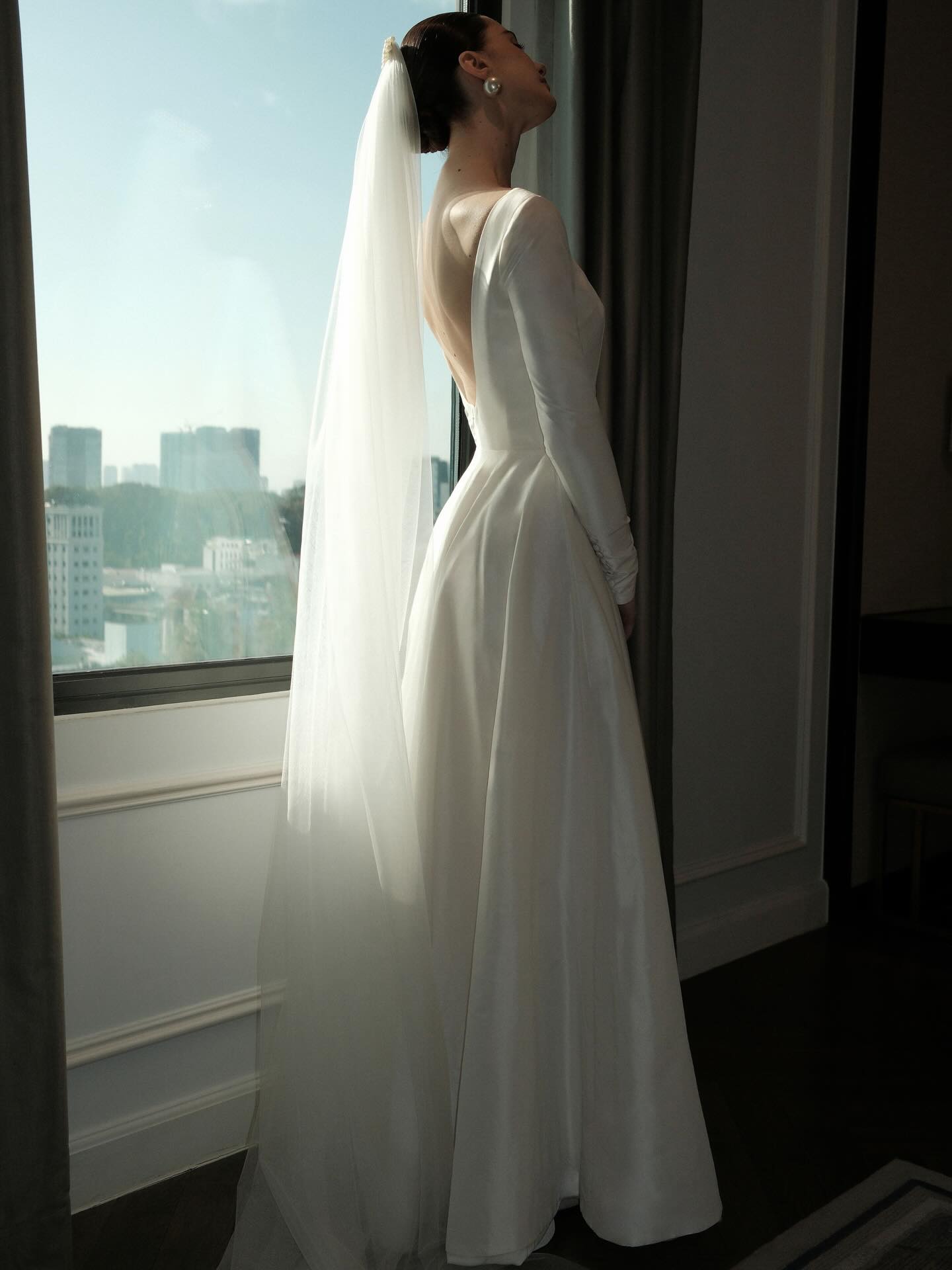 Elegant Long Sleeve Backless A-Line Floor-Length Wedding Dress