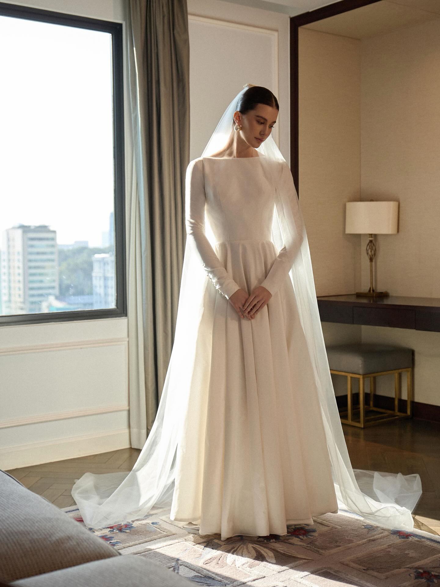 Elegant Long Sleeve Backless A-Line Floor-Length Wedding Dress