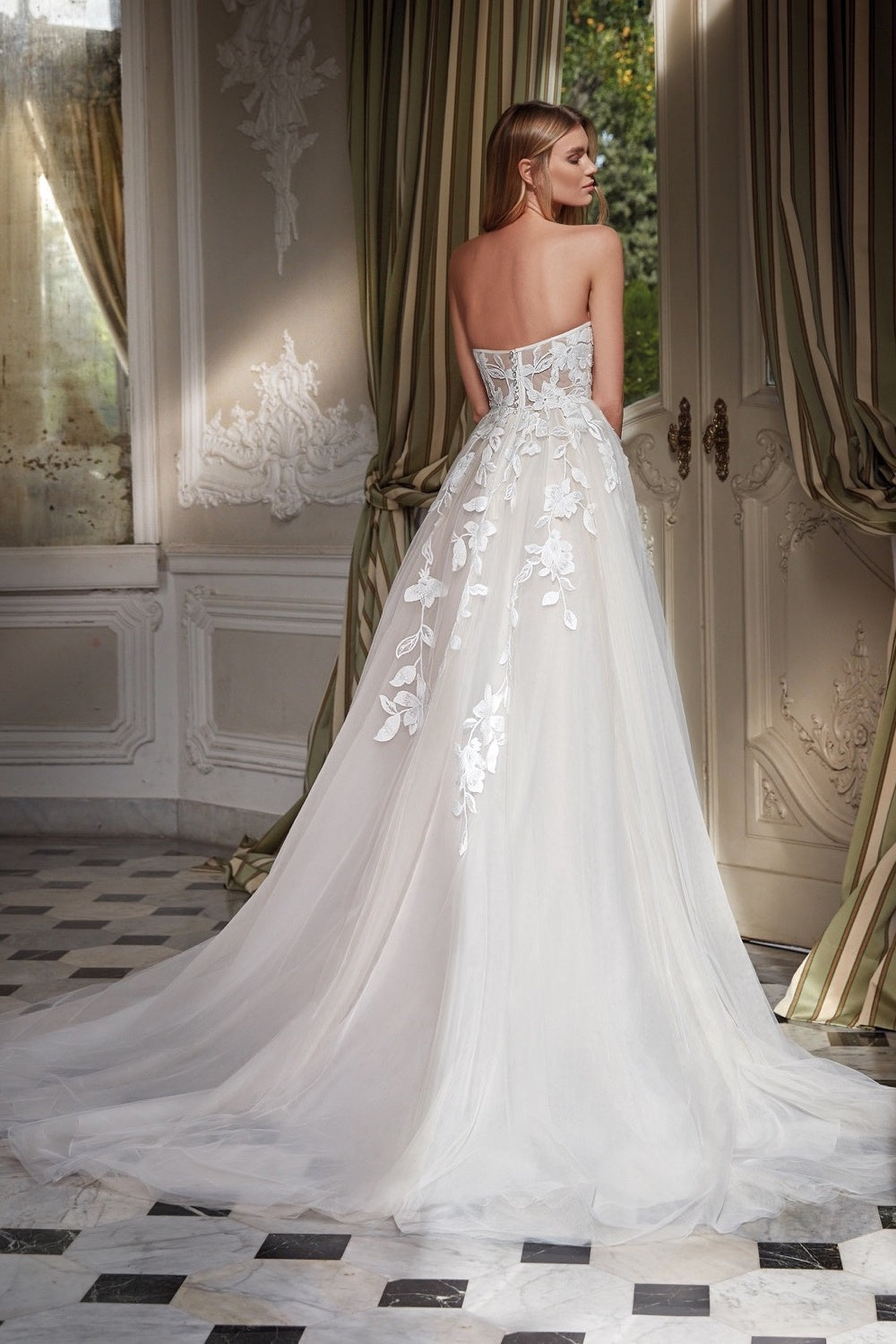 A Line Wedding Dress Sweetheart Floor Length Bridal Gown with Lace Appliques