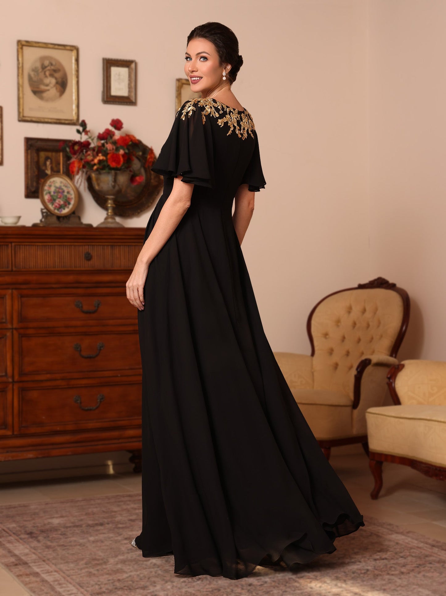 V-Neck Chiffon Mother of the Bride Dresses Appliques Floor-Length Short Sleeves Ruffles