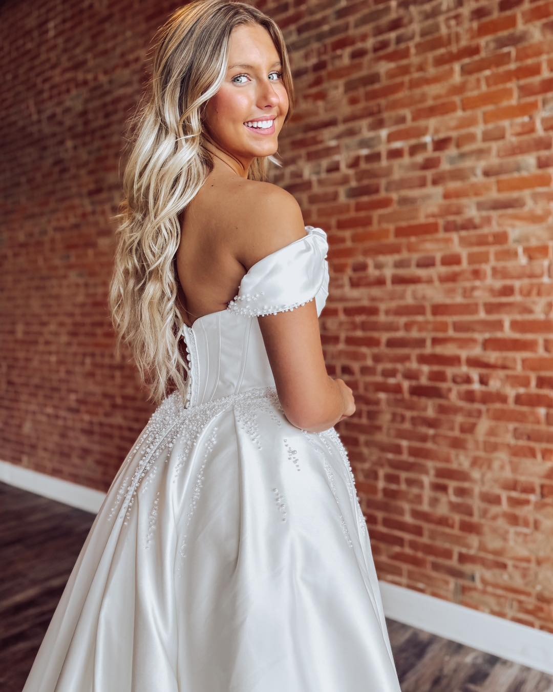 Off Shoulder Wedding Dresses for Bride Satin Corset Crystal Beaded Bridal Wedding Gowns