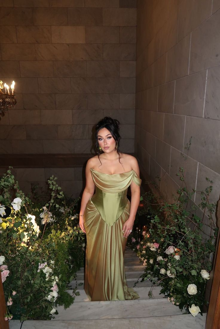 Elegant Green Satin Pleated Party Dress Off The Shoulder Mermaid Evening Dress