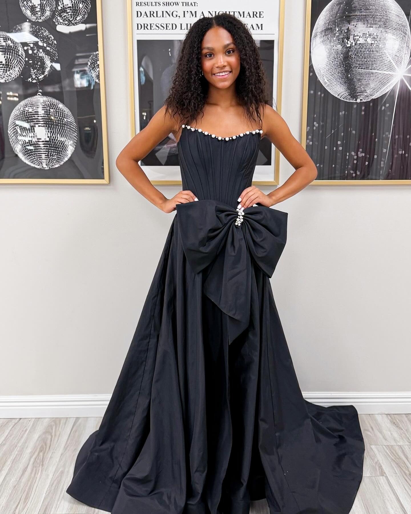 A Line Satin Crystal Prom Dresses Long Sweetheart Black Evening Gowns with Bowknot