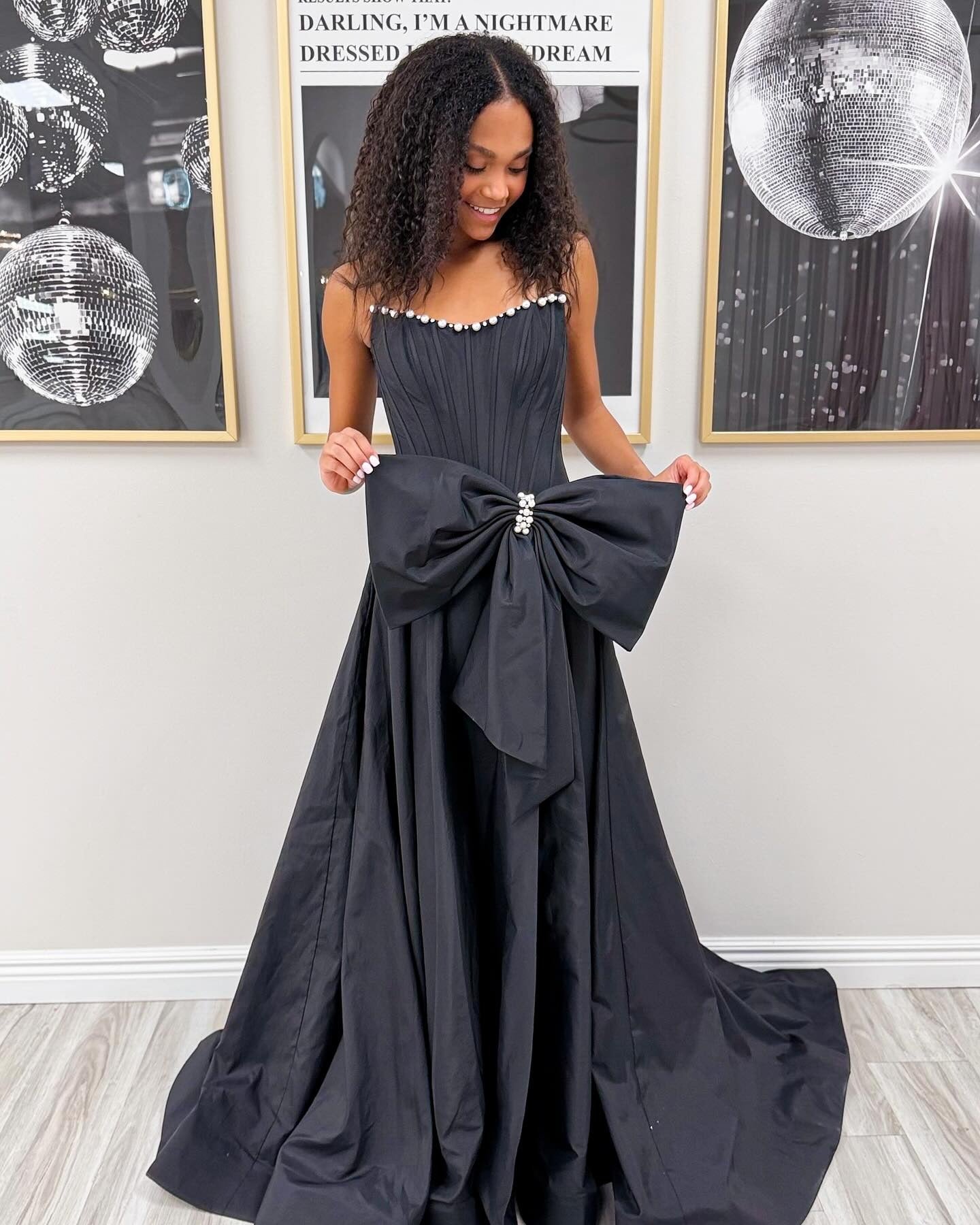 A Line Satin Crystal Prom Dresses Long Sweetheart Black Evening Gowns with Bowknot