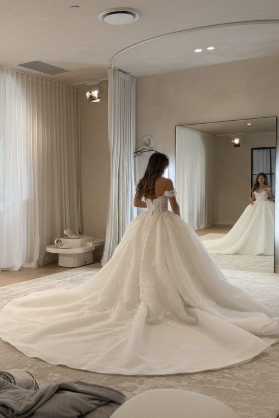 Vintage Long White Ball Gown Sweetheart Lace Wedding Dress with Detachable Train