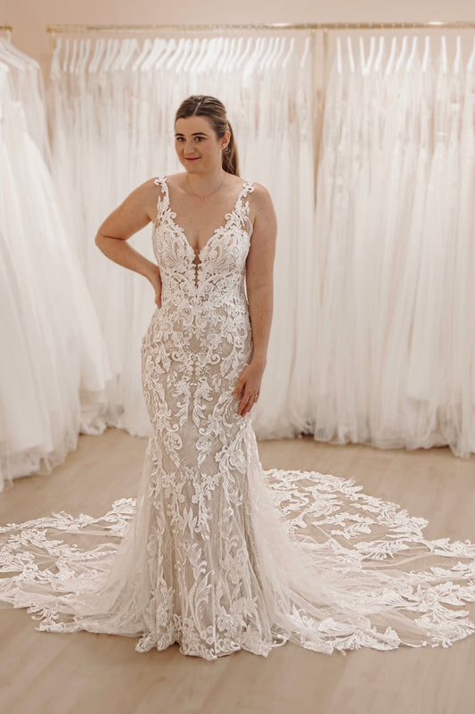 Romantic Mermaid V Neck Lace Wedding Dresses with Appliques