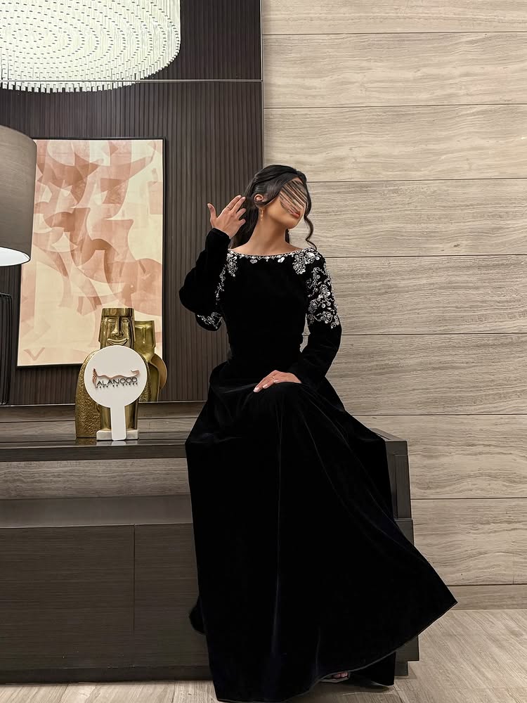 Elegant Black Long Sleeve Sequins Applique A-Line Floor-Length Evening Dress