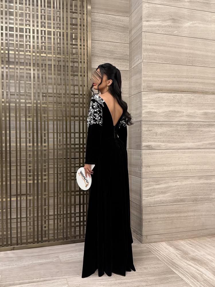 Elegant Black Long Sleeve Sequins Applique A-Line Floor-Length Evening Dress