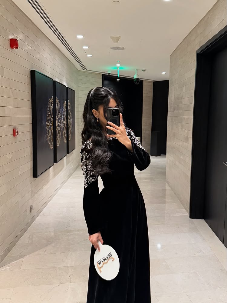 Elegant Black Long Sleeve Sequins Applique A-Line Floor-Length Evening Dress