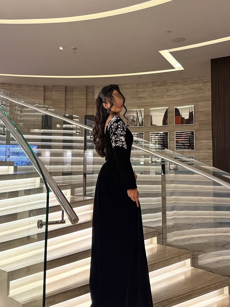 Elegant Black Long Sleeve Sequins Applique A-Line Floor-Length Evening Dress