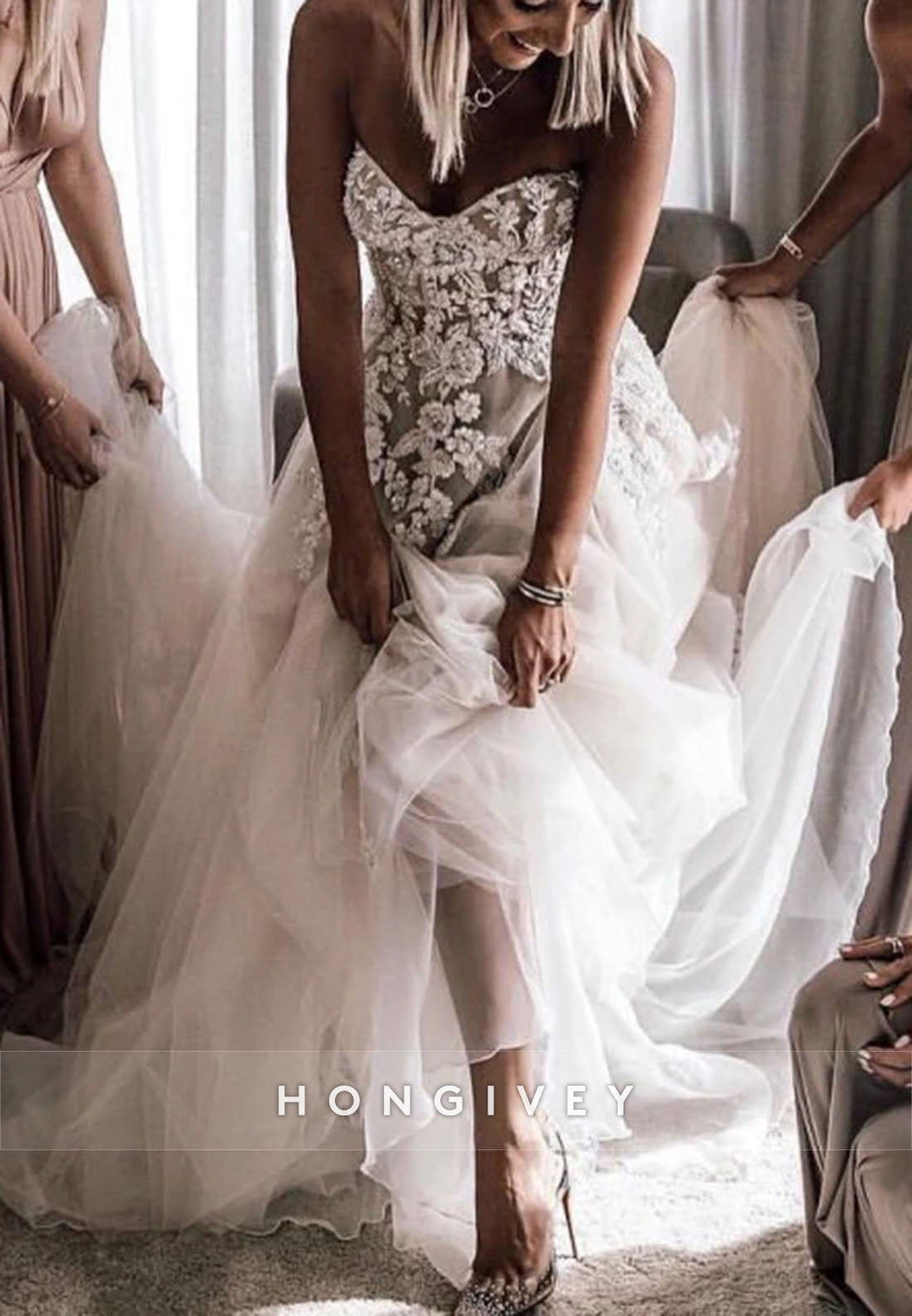 Tulle A-Line Strapless Court Train Lace Wedding Dresses with Appliques