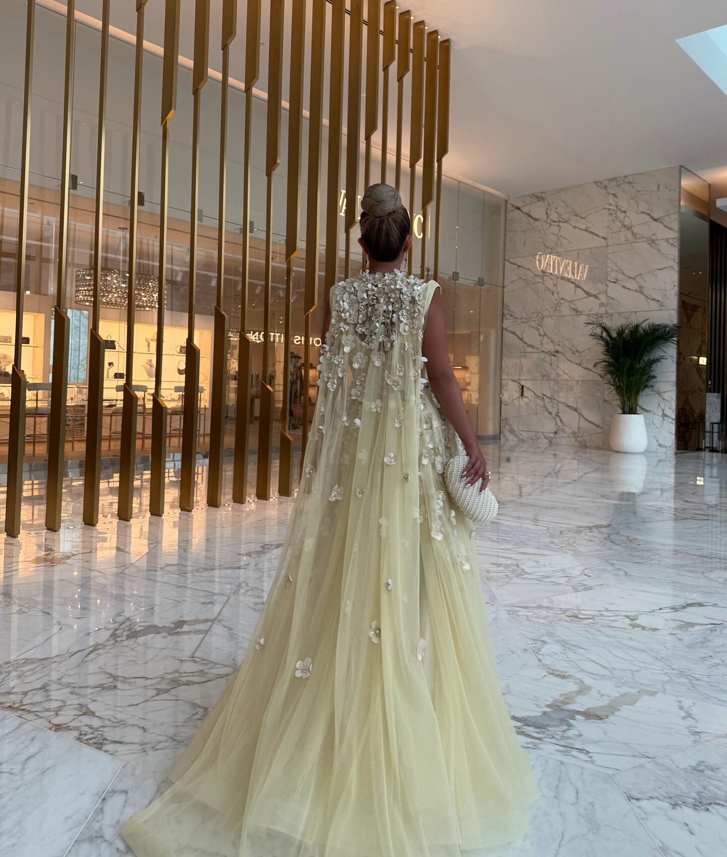 Exquisite V-Neck Sleevless Tulle A-Line Flowers Shawl Floor-Length Evening Dress