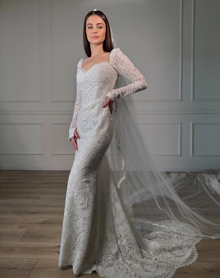 Elegant Lace Square Neck Long Sleeve Mermaid Floor-Length Wedding Dress