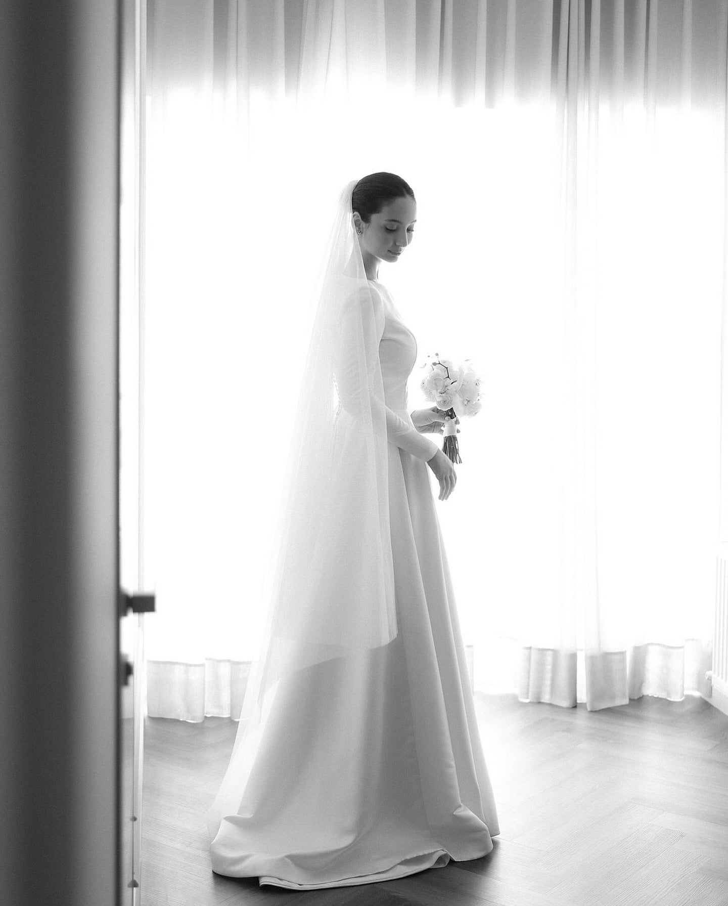Elegant Long Sleeve A-Line Floor-Length Wedding Dress