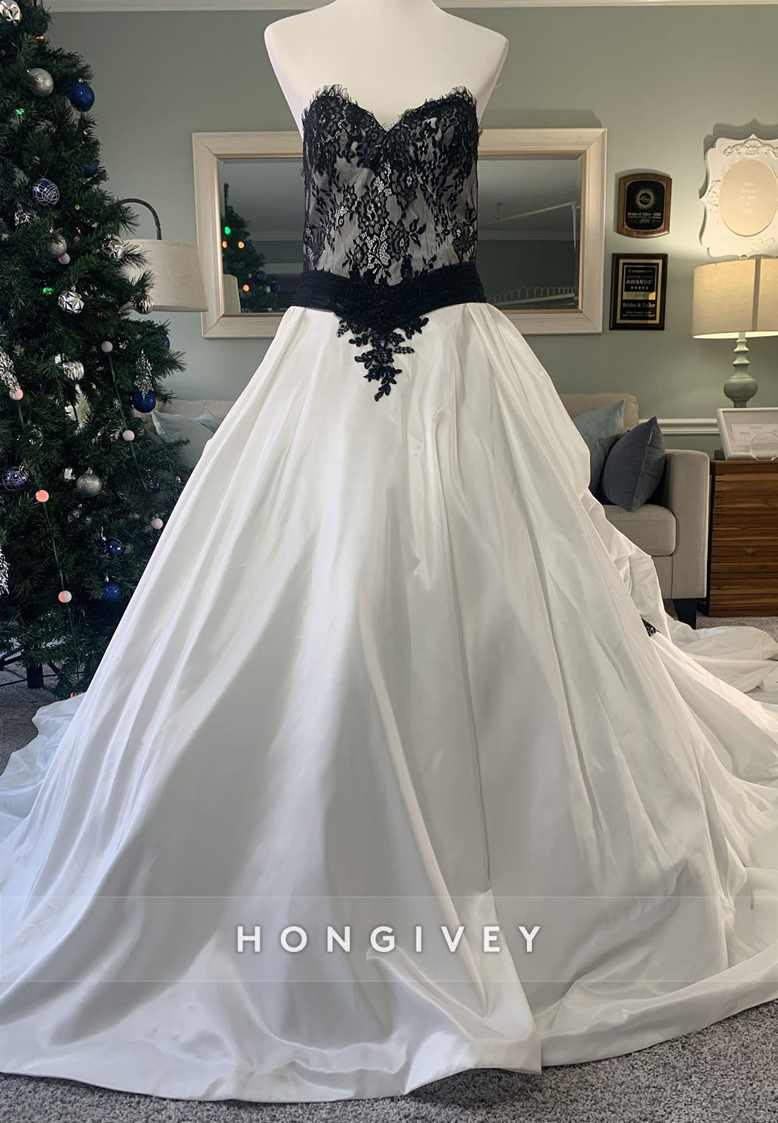 Medieval Black Lace Satin White Wedding Dress with Removable Skirt